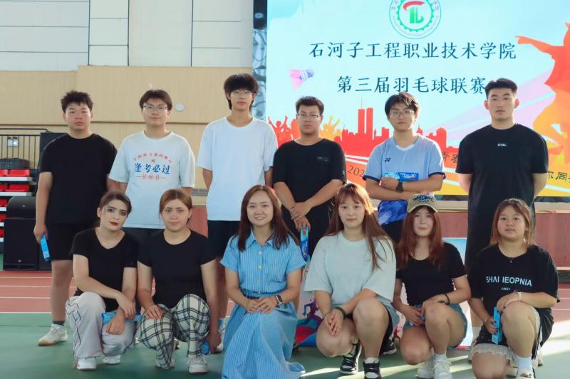 学生羽毛球比赛.jpg